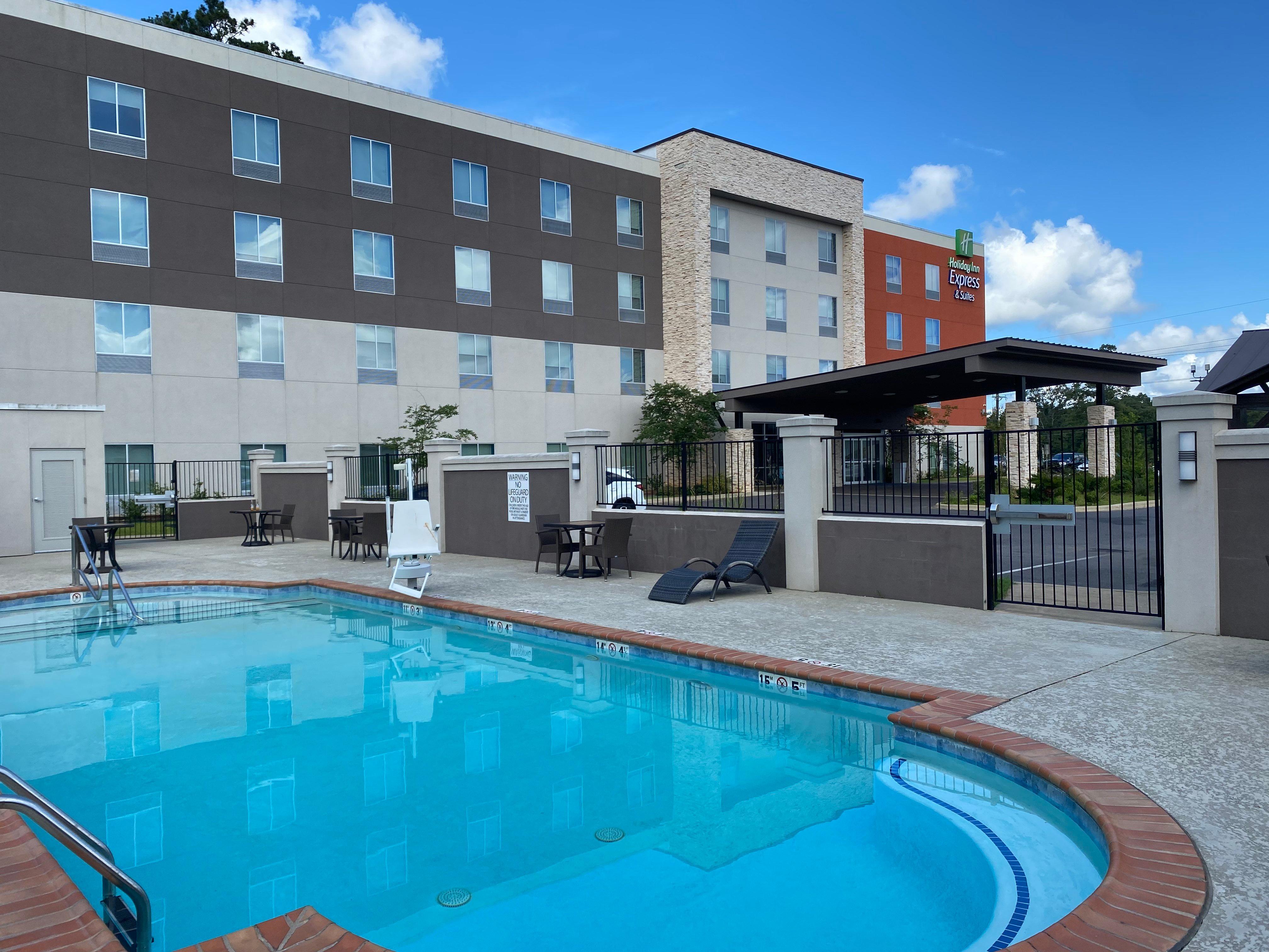 Holiday Inn Express & Suites Pineville-Alexandria Area Exterior photo